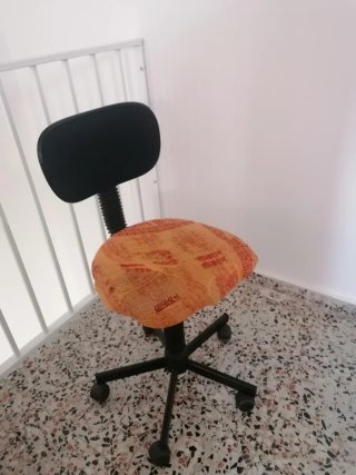 Silla de escritorio negra.