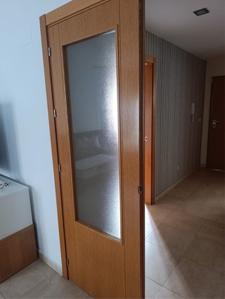 Puertas madera y cristal salón doble y cocina