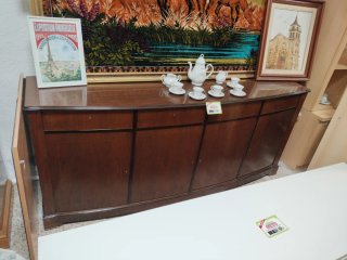 Mueble de madera marrón