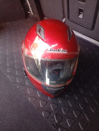 Casco de moto rojo