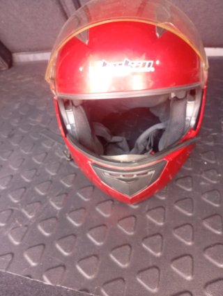 Casco de moto rojo