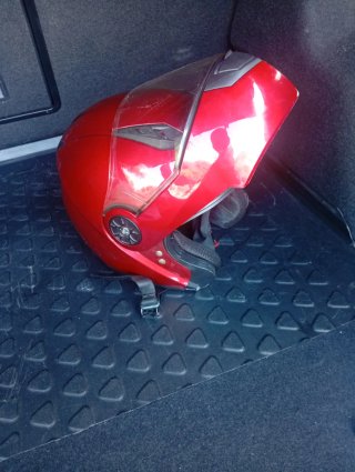 Casco de moto rojo