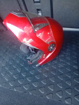 Casco de moto rojo