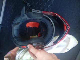 Casco de moto rojo