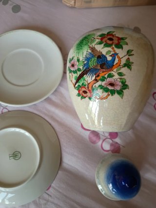 Jarrón de cerámica con pájaro y 2 platos