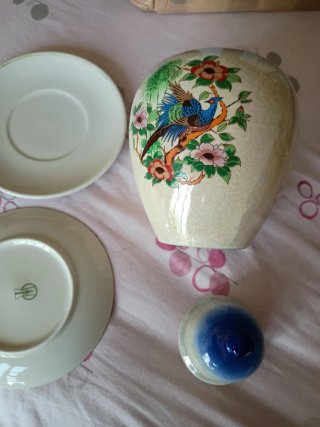 Jarrón de cerámica con pájaro y 2 platos