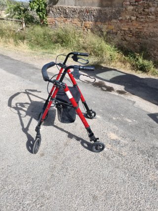 Andador rojo con asiento y cesta