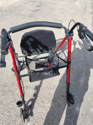 Andador rojo con asiento y cesta