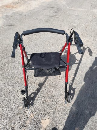 Andador rojo con asiento y cesta