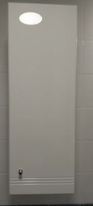 Armario de baño blanco alto. Casi nuevo