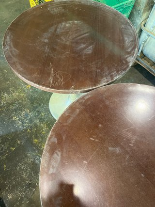 Mesas de centro marrones y naranjas