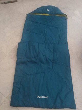 Saco de dormir azul y amarillo