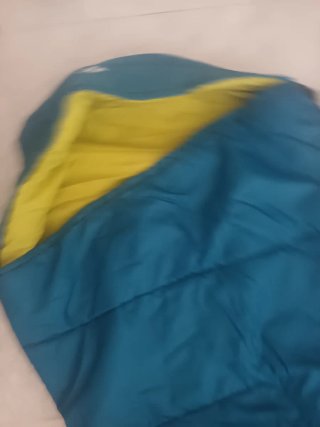 Saco de dormir azul y amarillo