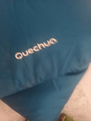 Saco de dormir azul y amarillo