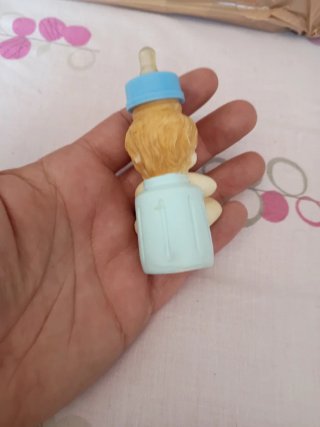 Figura bebé en biberón azul antigua