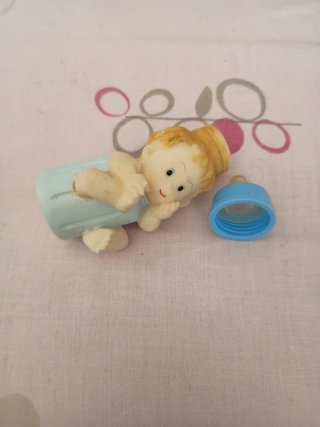 Figura bebé en biberón azul antigua