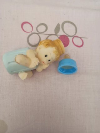 Figura bebé en biberón azul antigua