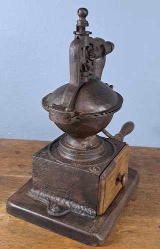 Antiguo molinillo de café, finales del siglo XIX