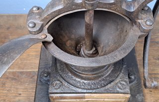 Antiguo molinillo de café, finales del siglo XIX