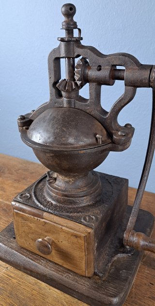 Antiguo molinillo de café, finales del siglo XIX