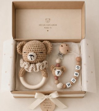 Conjunto regalo bebé: babero y chupetero