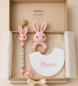 Conjunto regalo bebé: babero y chupetero