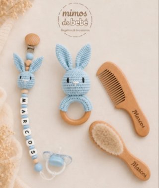 Conjunto regalo bebé: babero y chupetero
