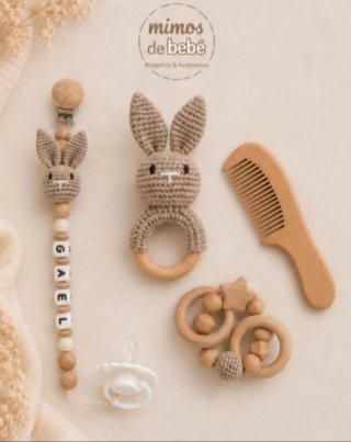 Conjunto regalo bebé: babero y chupetero