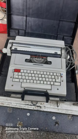 Macchina da scrivere elettrica Underwood 670