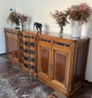Aparador de madera con detalles