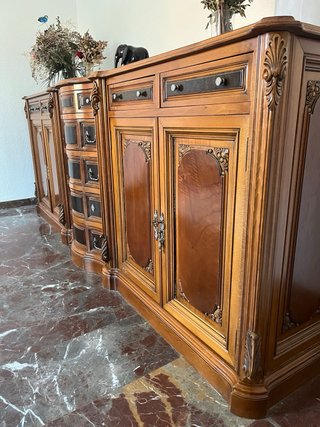 Aparador de madera con detalles