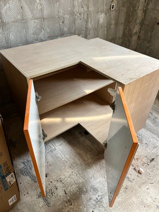 Mueble modular beige y naranja