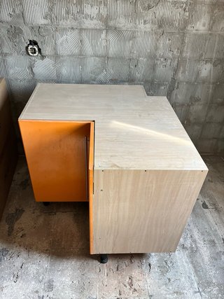 Mueble modular beige y naranja