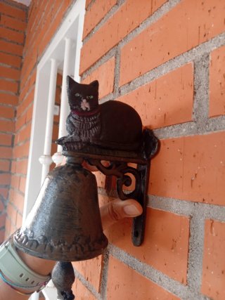 Campanilla de puerta de gato de hierro fundido