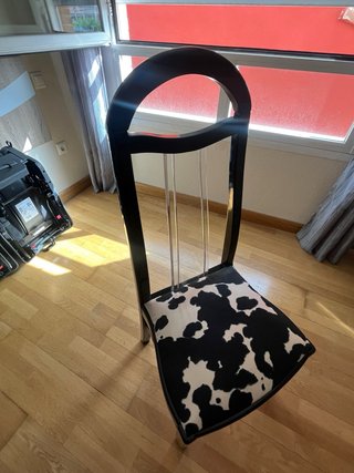 Sillas de salón con estampado de vaca