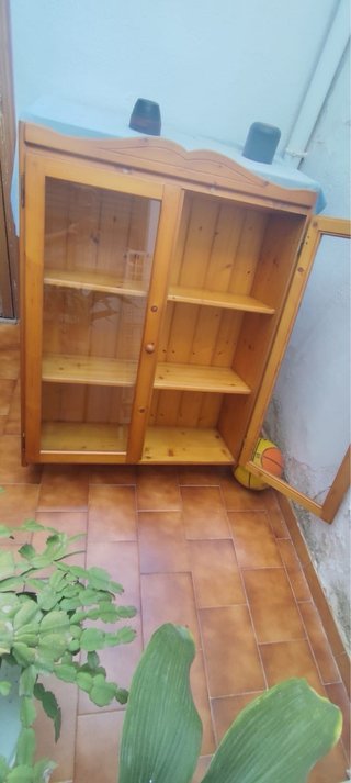 Mueble madera maciza cristal