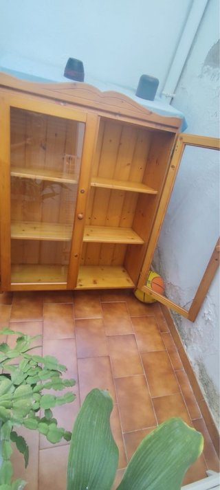 Mueble madera maciza cristal
