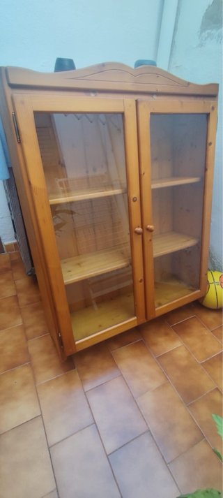 Mueble madera maciza cristal