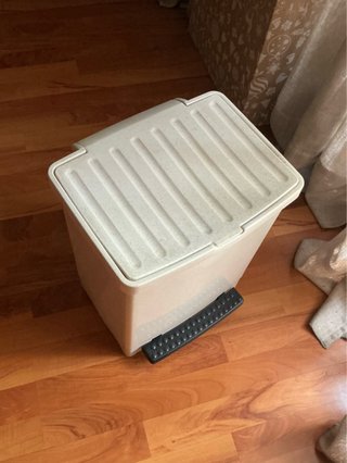 Cubo con pedal. 42cm x 33cm x 28cm.