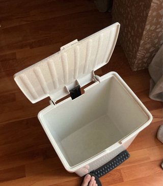 Cubo con pedal. 42cm x 33cm x 28cm.