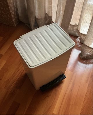 Cubo con pedal. 42cm x 33cm x 28cm.