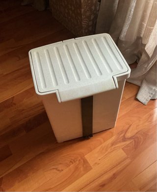 Cubo con pedal. 42cm x 33cm x 28cm.