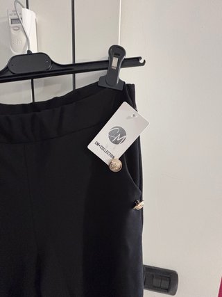 Pantaloni neri gamba larga bottoni oro