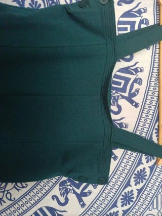Mono verde con botones