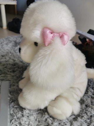 Peluche perro blanco con lazos rosas