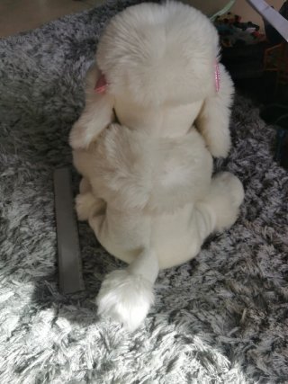 Peluche perro blanco con lazos rosas