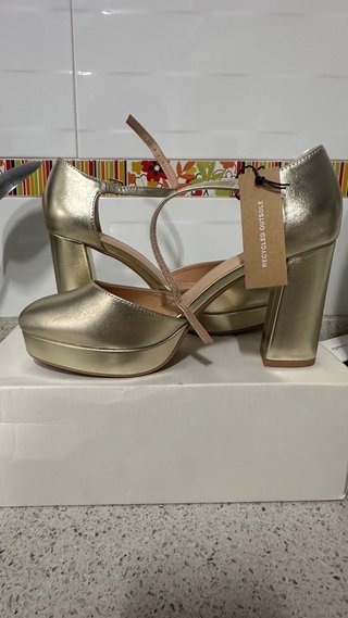 Zapatos dorados de fiesta con plataforma