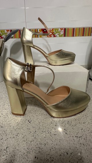 Zapatos dorados de fiesta con plataforma