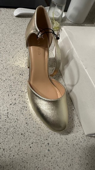 Zapatos dorados de fiesta con plataforma