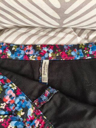 Falda floral negra talla M